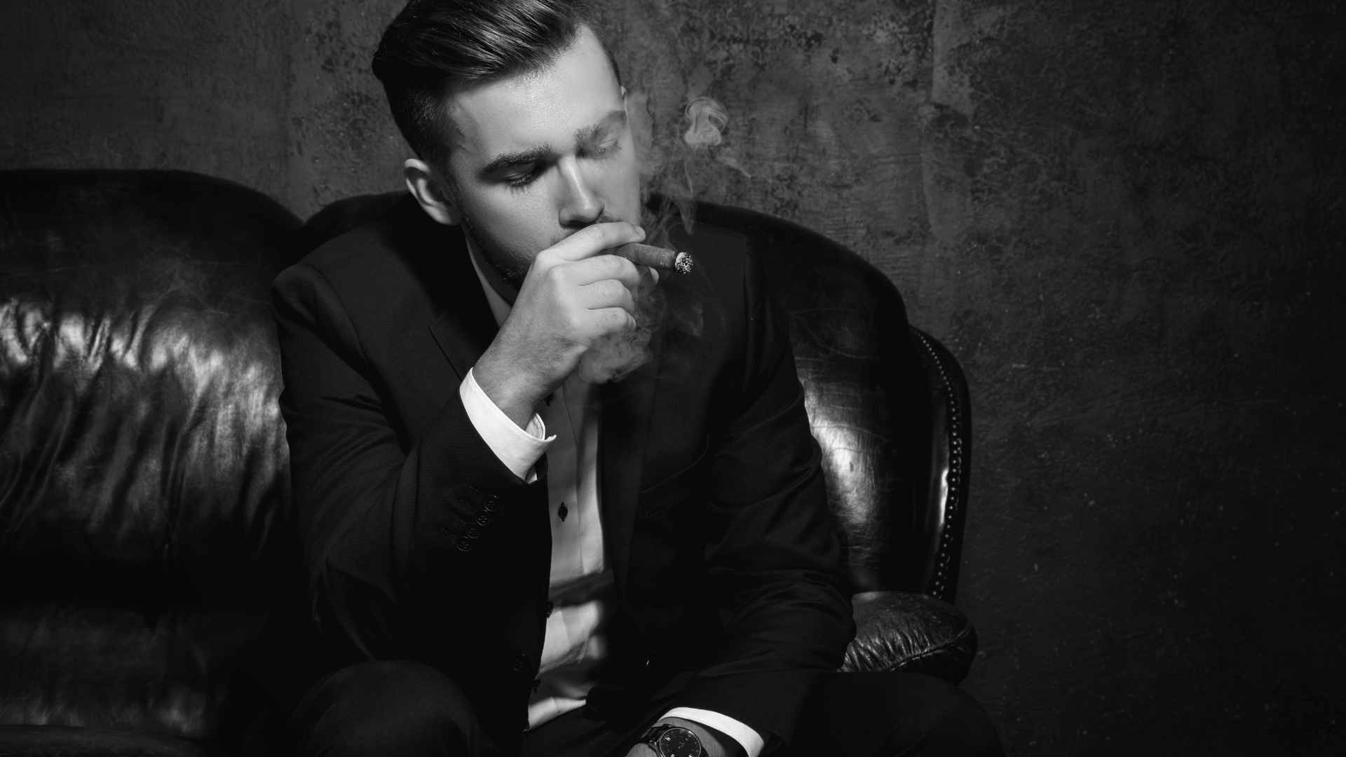 palacz elegancki mężczyzna